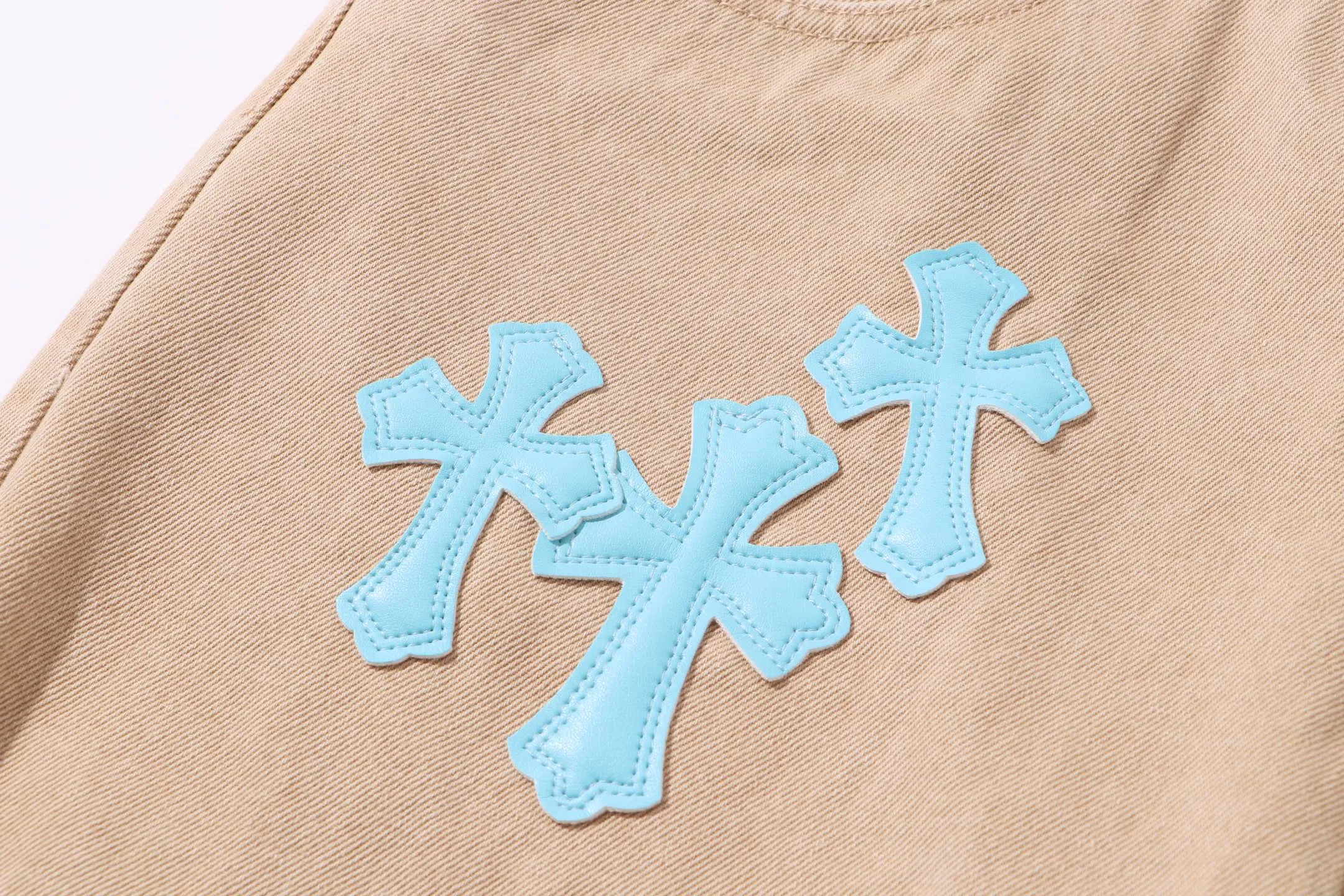 P240 Style No.: H911 Croxin & 𝐂𝐡𝐫𝐨𝐦𝐞 𝐇𝐞𝐚𝐫𝐭 ss25 white and blue patchwork jeans. Styles with different washed textures are very friendly to people with thin legs. The slightly flared version perfectly modifies the leg shape. The timeless and moderate length makes it easy to match and match. It is the basis for various styles and is a must-have in your wardrobe! The fabric is stiff but also makes the upper body soft without losing texture. The washing process is even more perfect. It is a must-have item for everyone! ! ! Washed wheat, hang tag, pants label, three labels complete Color: khaki Size: 30-32-34-36